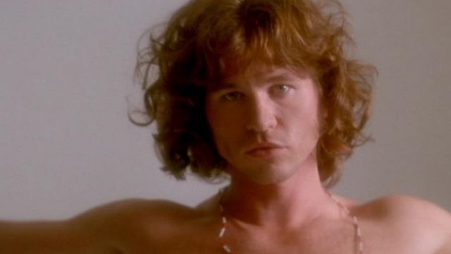 Le collier de perles de Jim Morrison (Val Kilmer) dans The Doors