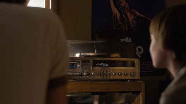 The stereo Fisher MC-4550 Jonathan Byers (Charlie Heaton) in Stranger Things S01E01
