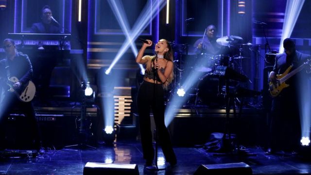 Le pantalon noir Stella McCartney de Ariana Grande dans The Tonight Show starring Jimmy Fallon