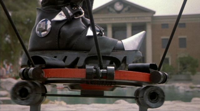 L'hoverboard "Pit Bull de Biff Tannen (Thomas F. Wilson) dans Retour vers le futur 2