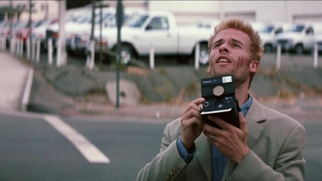Le Polaroid de Leonard Shelby (Guy Pearce) dans Memento