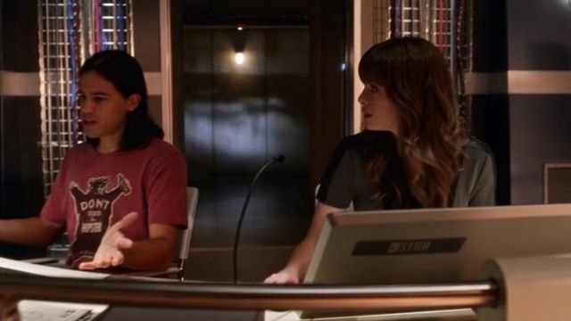 The T-Shirt Lucky Brand Don't Feed The Hipsters" brought to you by Cisco Ramon (Carlos Valdes) in The Flash S02E09