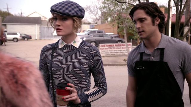 Le petit pull rayé bleu de Grace dans Scream Queens