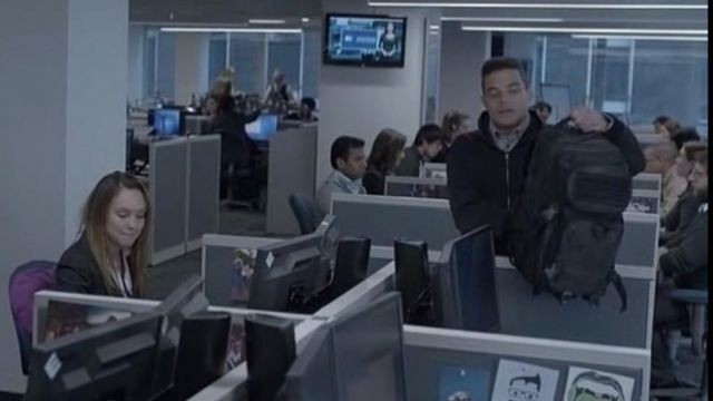 The backpack black Explorer of Elliot Alderson (Rami Malek) in Mr. Robot (S01E01)