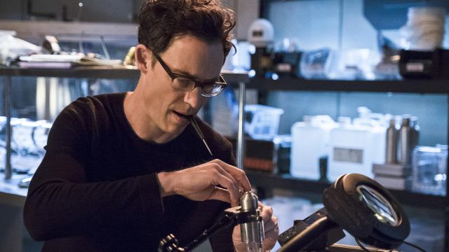 Spectacles Spectaculars from Dr. Wells (Tom Cavanagh) in The Flash (S02E20)