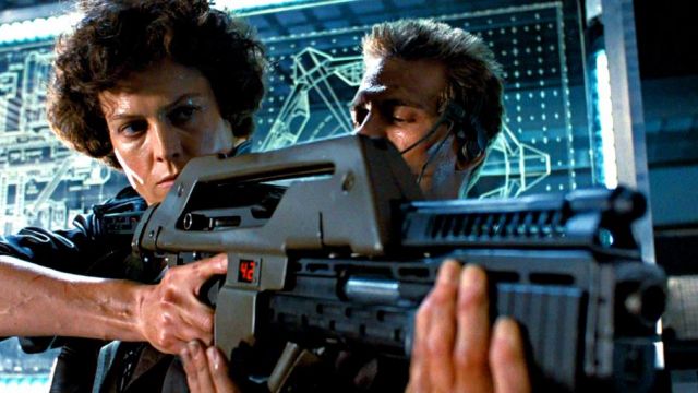 The assault rifle Pulse "Pulse Rifle M41-A" of Ellen Ripley (Sigourney Weaver) in Aliens