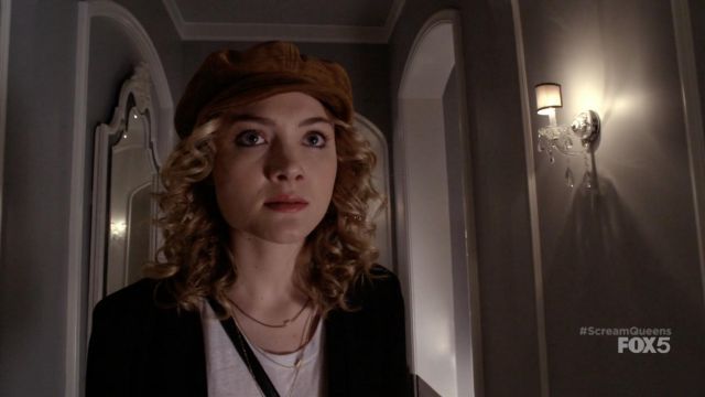 Cap velvet brown of Grace in Scream Queens