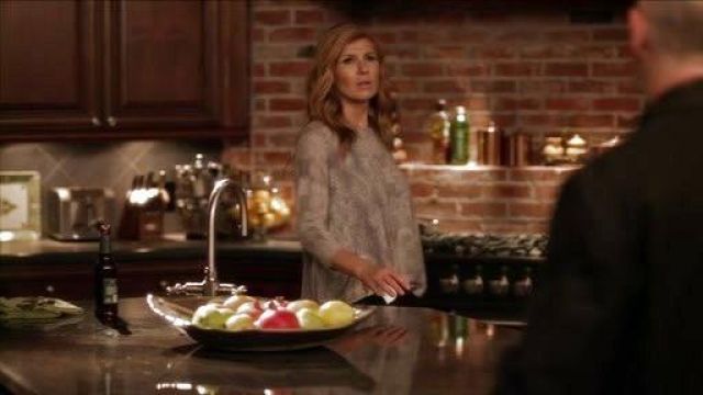 Le pull de Rayna Jaymes (Connie Britton) dans Nashville