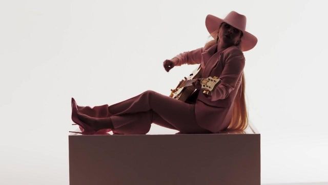 Les escarpins roses de Lady Gaga dans le clip Millions Reasons