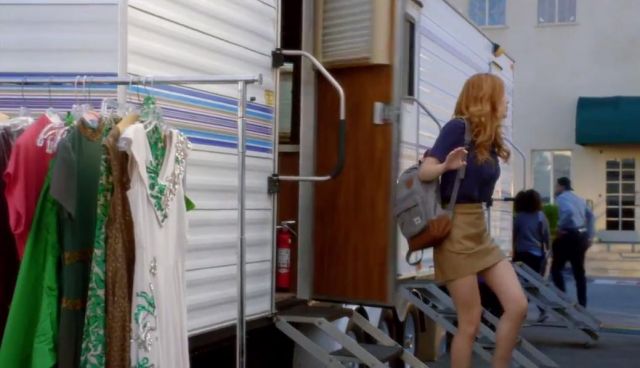 Le sac à dos Herschel Supply Co. de Paige Town­sen (Bella Thorne) dans Fa­mous in Love S01E09