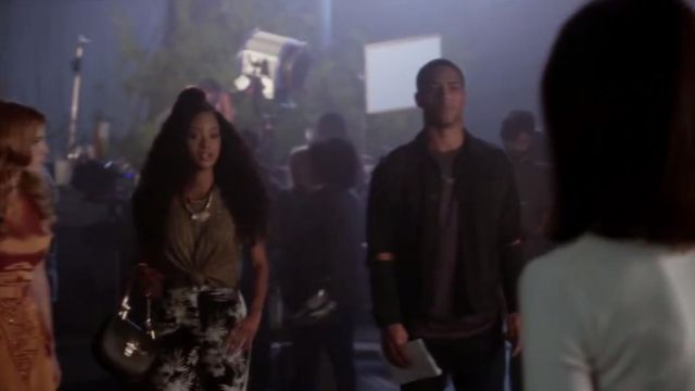 The hand bag leather black Chloe Tangey Turner (Pepi Sonuga) in Famous in Love S01E10