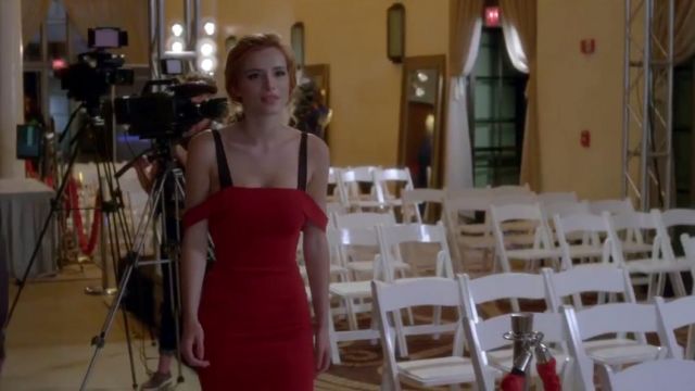 La robe rouge Cinq à Sept de Paige Town­sen (Bella Thorne) dans Fa­mous in Love S01E10