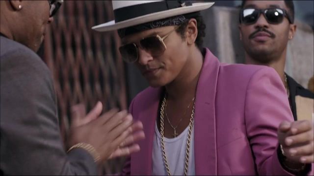 The pendant of Bruno Mars in the video Uptown Funk