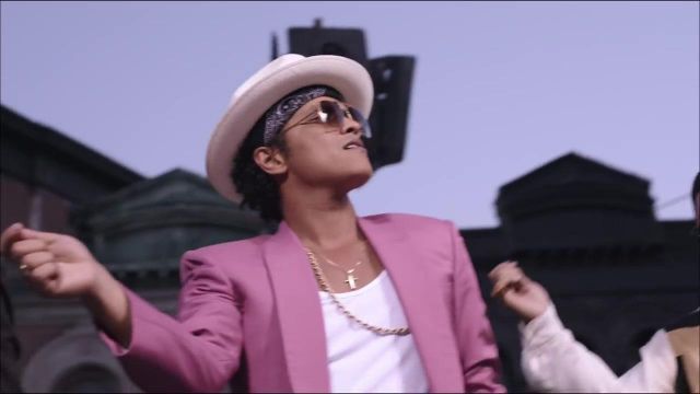 The scarf of Bruno Mars in the video Uptown Funk