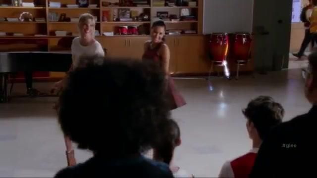 Les congas dans la salle de répétition du Glee club dans Glee S06E03