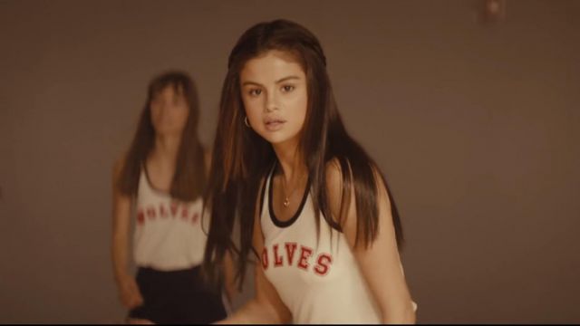 Le débardeur Wolves de Selena Gomez dans Bad Liar