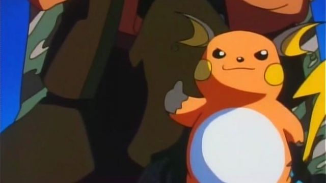 UNE REPLIQUE D'UNE PELUCHE DE RAICHU DANS POKEMON