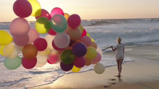 Les ballons multicolores de Miley Cyrus dans le clip Malibu