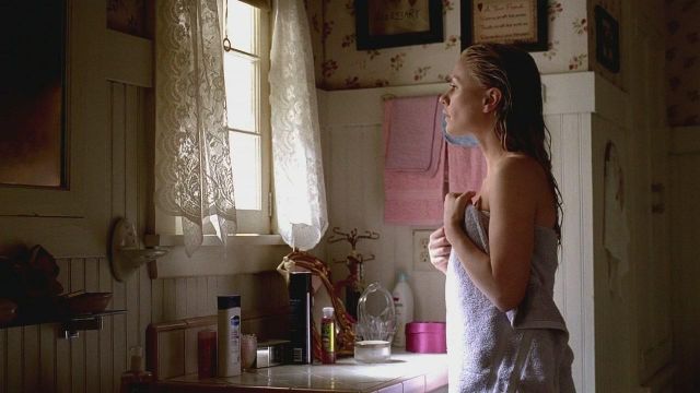 Sookie Stackhouse's (Anna Paquin) Simple Pleasures shower gel in True Blood S05E01
