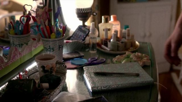 Mary-Beth's pink post it in True Blood S07E02