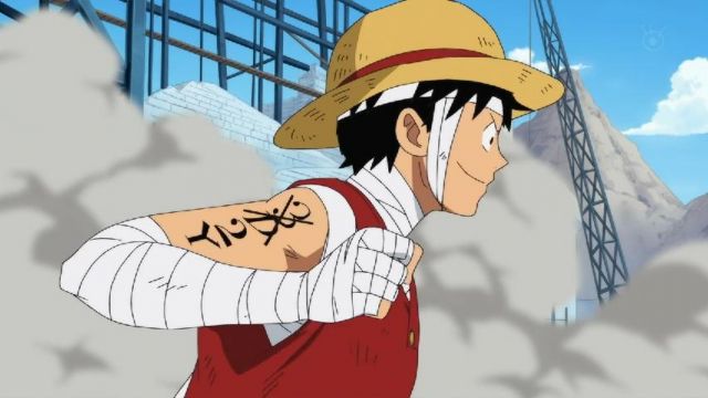 The temporary tattoo  of Luffy  in the arm in One Piece 