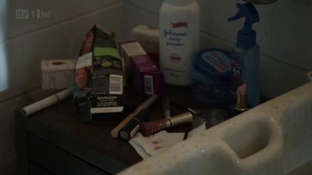 Brillo de labios L'Oreal Glam Shine de Lizzie en Whitechapel S03E02