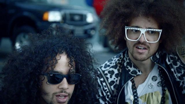 The sunglasses in the clip Champagne showers of LMFAO