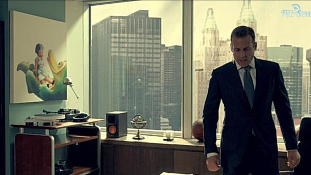 Speakers Klipsch in the office of Harvey Specter (Gabriel Macht) in Suits S06E12