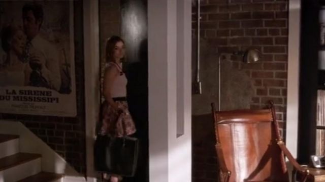 l'affiche du film La Sirène du Mississippi dans l'appartement d'Ezra Fitz (Ian Harding) dans Pretty Little Liars saison 7