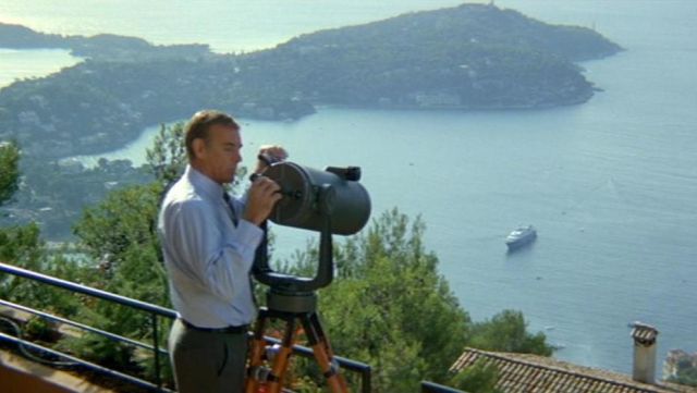 La baie de Villefranche-Sur-Mer scrutée de près par James Bond (Sean Connery) dans le film Jamais plus Jamais