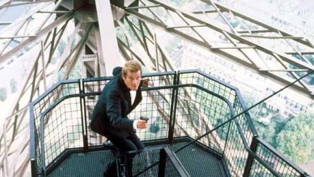La Tour Eiffel visitée par James Bond (Roger Moore) dans Dangereusement Vôtre