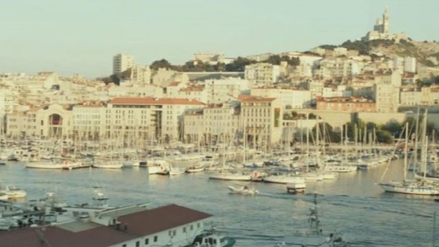 La vue du Vieux Port de Marseille dans Vive La France