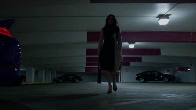 The coat's Boss Leann Harvey (Neve Campbell) in House of Cards S05E10