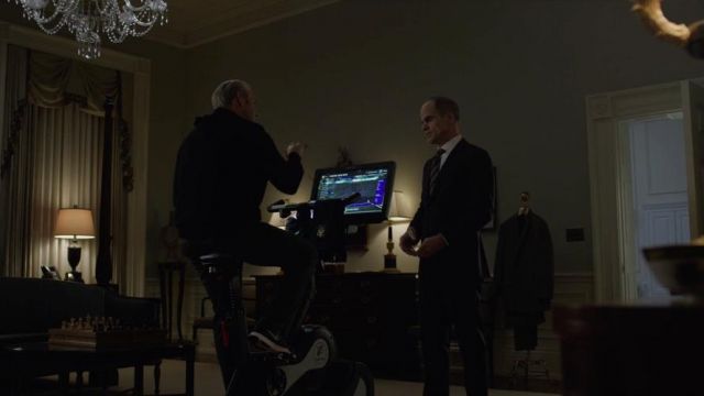 Sneakers Nike Zoom Train by Frank Underwood (Kevin Spacey) in House of Cards S05E11