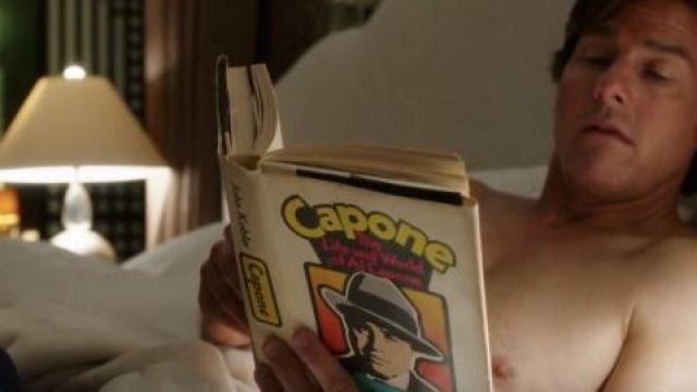 Le livre Capone : The Life and World of Al Capone lu par  Barry Seal (Tom Cruise) dans American Made