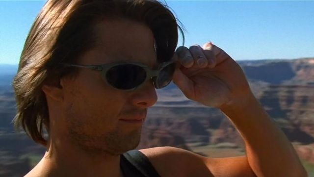 Sunglasses Oakley Romeo titanium Ethan Hunt (Tom Cruise) in Mission :  Impossible II | Spotern