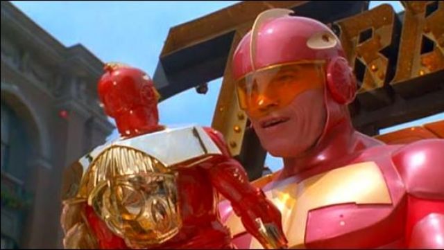 La figurine Turbo Man de Howard Langston (Arnold Schwarzenegger) dans La course au jouet