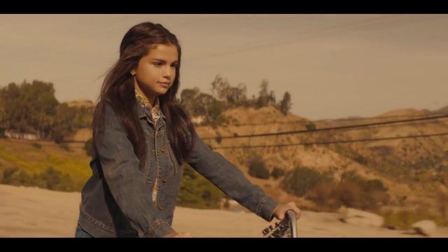 La veste en jean de Selena Gomez dans Bad Liar