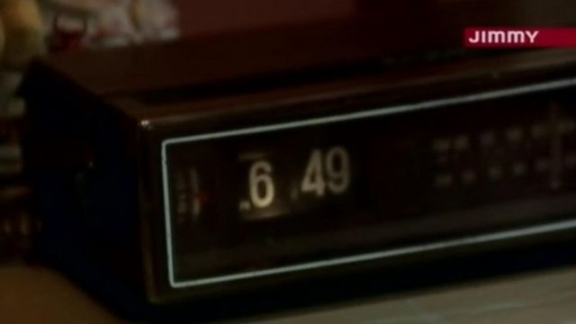 Le radio réveil de Jackie Burkhart (Mila Kunis) dans That 70's Show S02E03