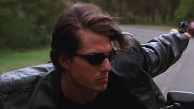 The Oakley sunglasses black of Ethan Hunt (Tom Cruise) in Mission :  Impossible II | Spotern