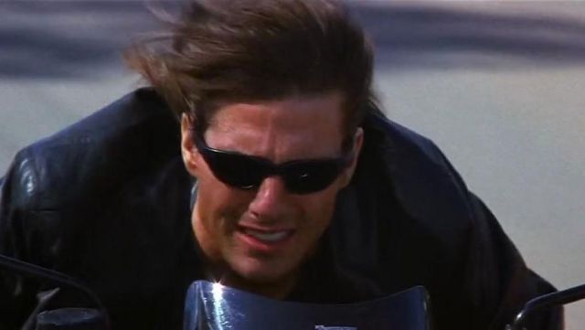 The Oakley sunglasses black of Ethan Hunt (Tom Cruise) in Mission : Impossible II