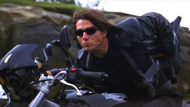 The Oakley sunglasses black of Ethan Hunt (Tom Cruise) in Mission :  Impossible II | Spotern