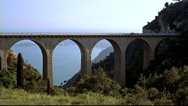 The bridge of Eze on the RN 564 in the hand at The collar of Alfred Hitchock