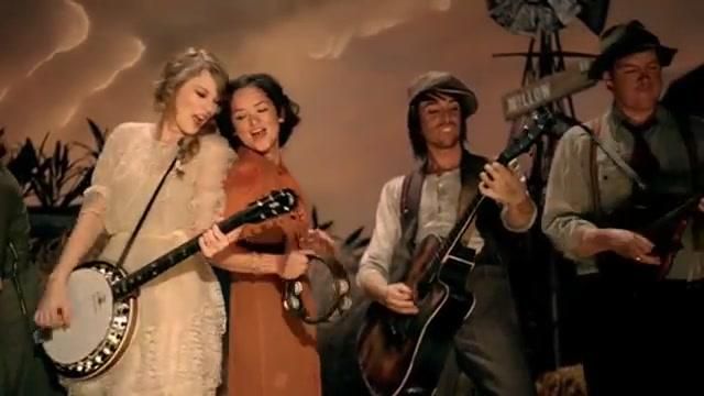 Le tambourin aperçu dans le clip Mean de Taylor Swift