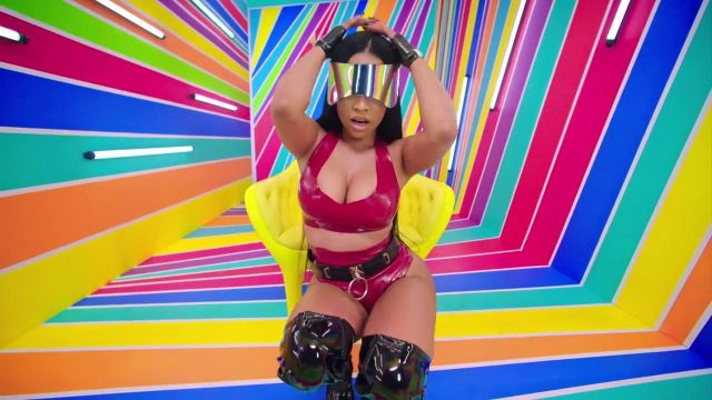 The glasses of Nicki Minaj in the clip Swalla of Jason Derulo