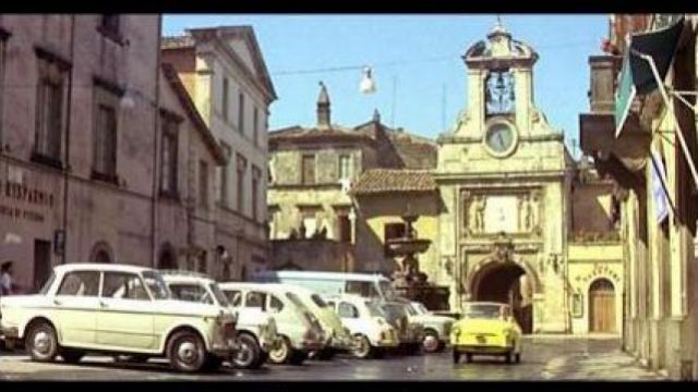 La Piazza del Comune de Sutri en Italie dans le film Le Corniaud