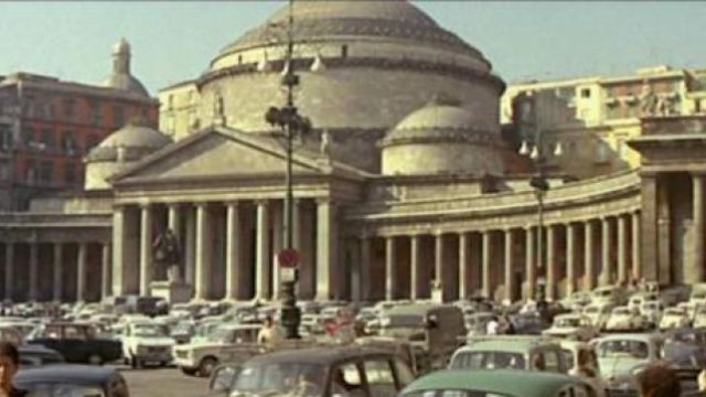 The Piazza del Plebiscito of Naples in the film le Corniaud