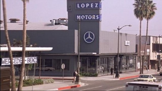 Le vendeur de voitures Lopez Motors dans Scarface