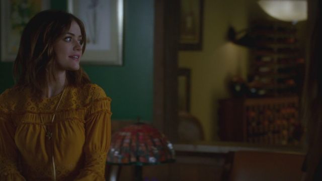 La robe jaune Cinq à Sept portée par Aria Montgomery (Lucy Hale) dans Pretty Little liars S07E20