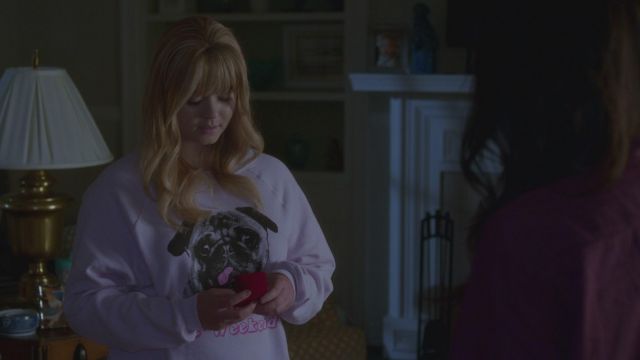 Alison DiLaurentis (Sasha Pieterse) "en Attendant le week-end" chandail vu dans Pretty Little Liars S7E20